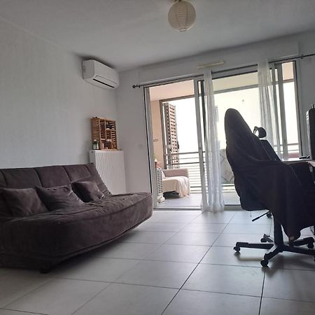 Appartement T2 Avec Terrasse, 5 Min De La Plage Fréjus Buitenkant foto